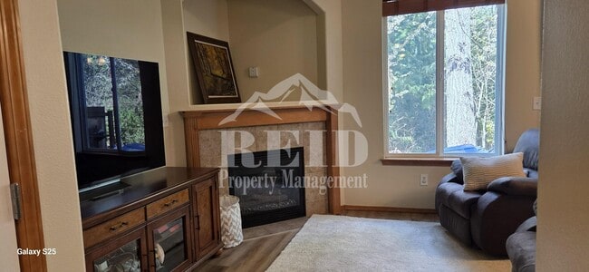 Building Photo - Central Valley Area - 2 Story Townhome 3Bed 2.5Bath