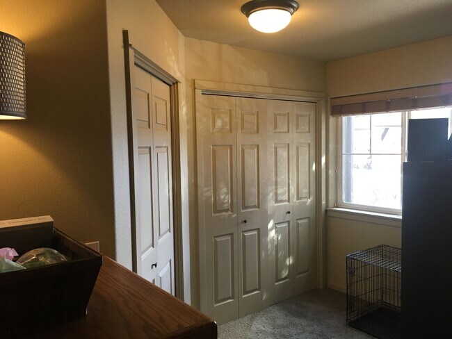 Building Photo - NW 3x2 townhome with primary bedroom on the main level