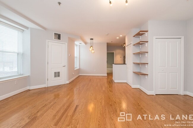 Building Photo - 1 Bed/1 Bath off 14th St NW!