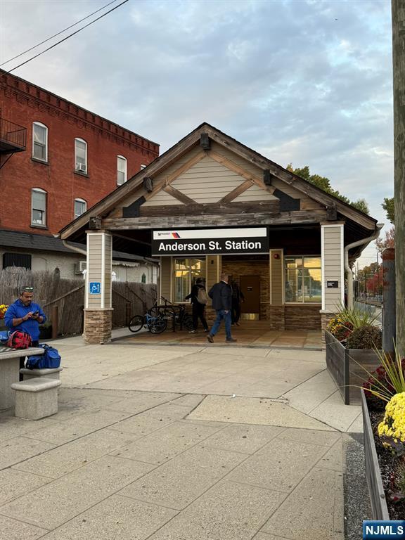 Building Photo - 5 Linden St