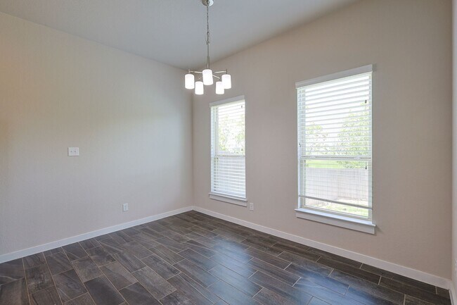 Building Photo - Large Modern Four Bedroom Duplex