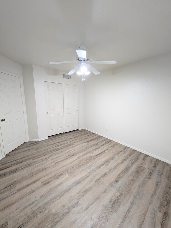 Building Photo - 2325 E Lakecrest Dr