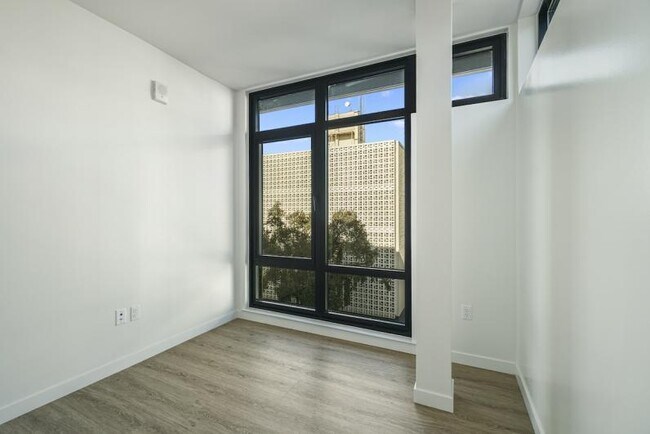 Building Photo - New Contemporary Sunny Apartment With Views