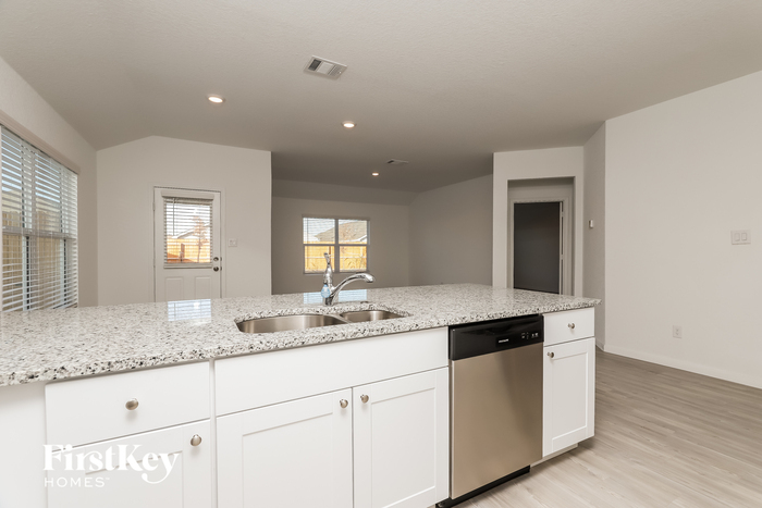 Building Photo - 10710 Vinateros Dr