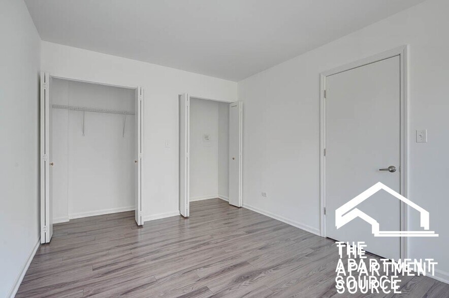 Building Photo - 925 W Carmen Ave