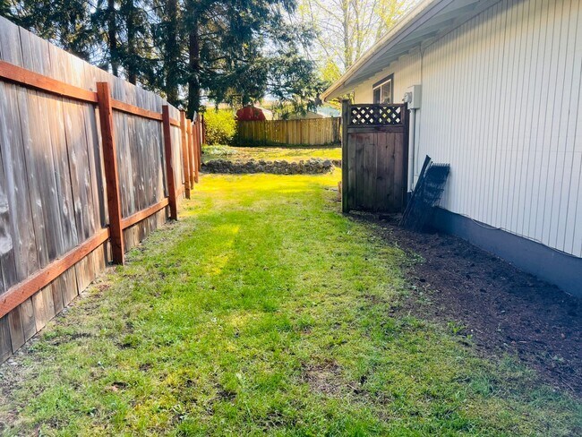 Building Photo - Charming 3BR/1BA w/ 1-car garage, long driveway, fenced yard, wood stove & shed/workshop.