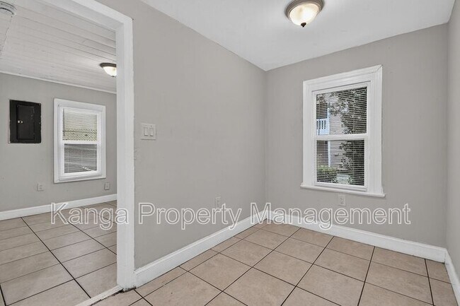 Building Photo - 887 7th St