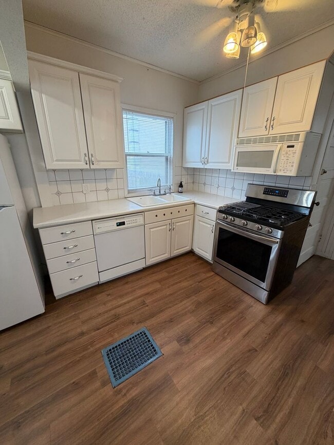 Building Photo - Spacious 4-Bedroom Home – Great Value in Des Moines!