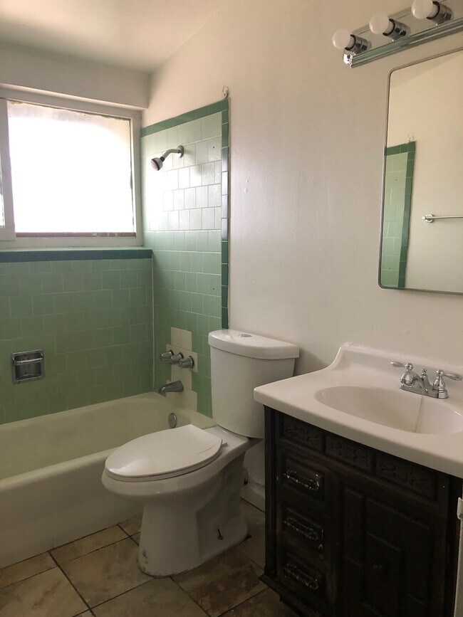 Building Photo - 5516 Heron Ave