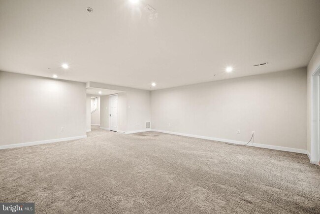 Building Photo - 220 Chase Dr