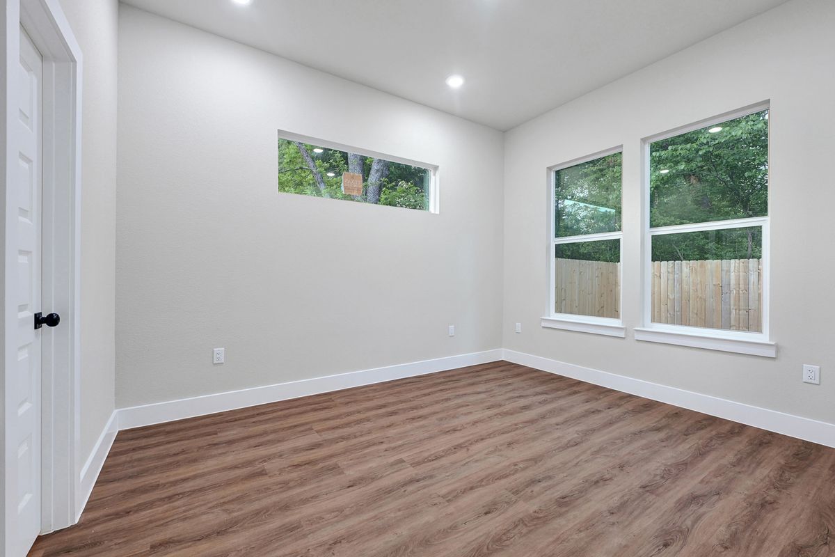 Building Photo - 112 S San Jacinto St