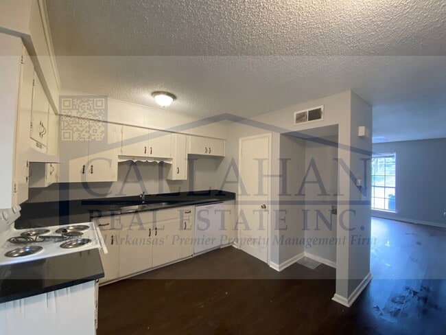 Building Photo - Duplex in NLR-Free Rent