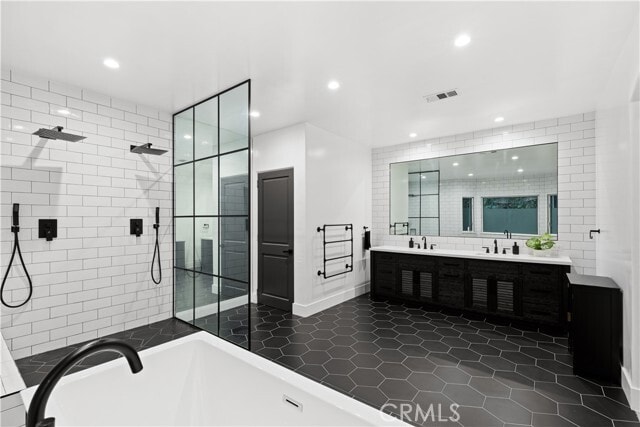 Building Photo - 5946 Woodlake Ave