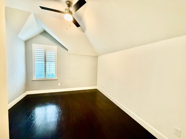 Building Photo - 3 bed plus den patio home