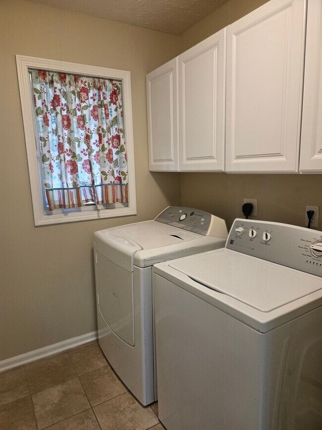 Building Photo - Beautiful 3-bedroom house available now