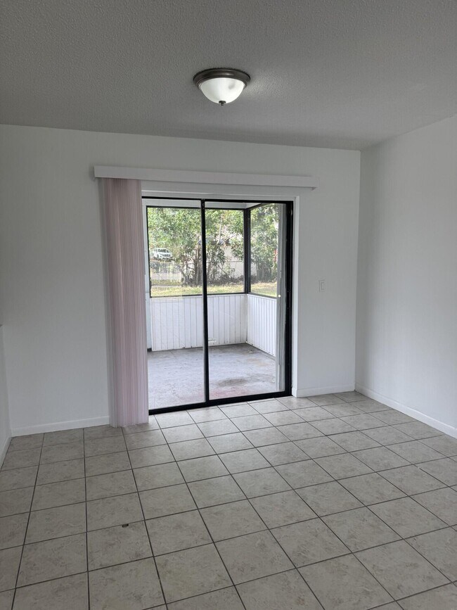 Building Photo - 710 NW Airoso Blvd