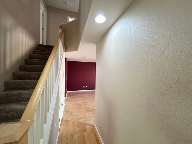 Building Photo - Gorgeous 4 Bed, 2.5 Bath House!