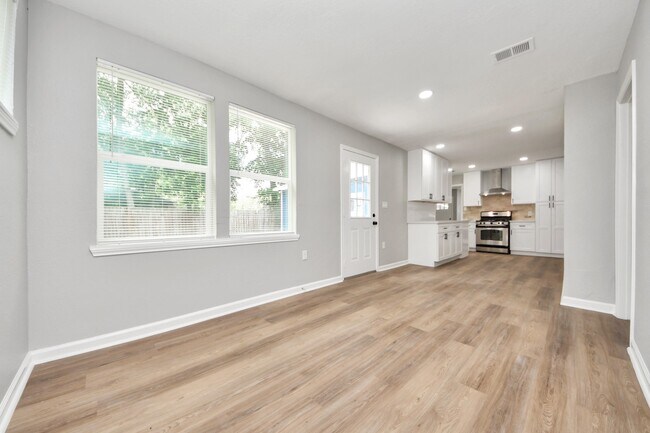 Building Photo - 710 Canary Cir