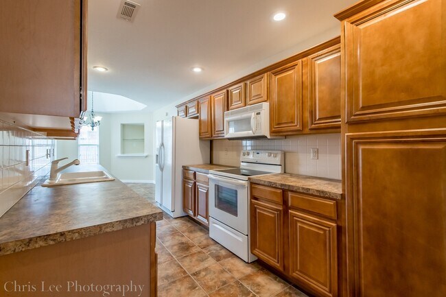 Building Photo - Large 3 Bedroom Home in Perfect Condition! Great Location!