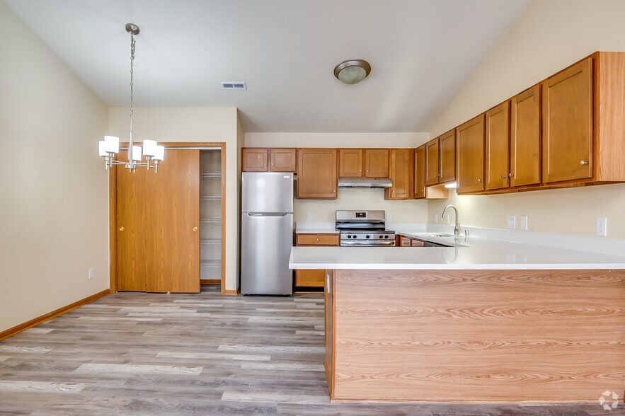 Kitchen - Harbor Pointe Apartments