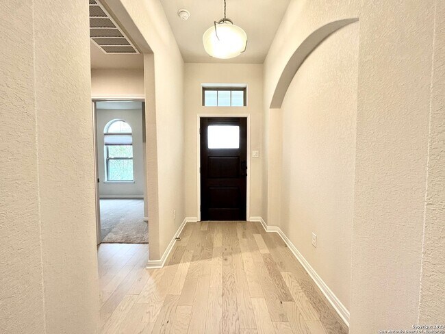 Building Photo - Hill Country Retreat