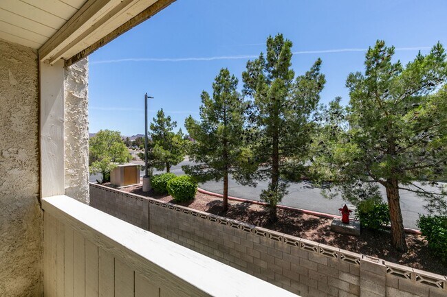 Building Photo - 2 Bedroom Townhome with 2 car attached garage in Henderson