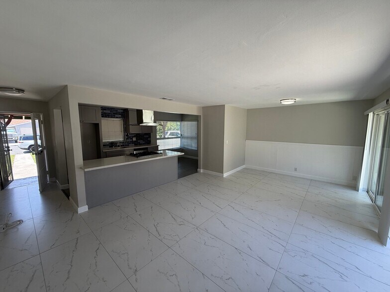 Building Photo - 11092 S Dallas Dr