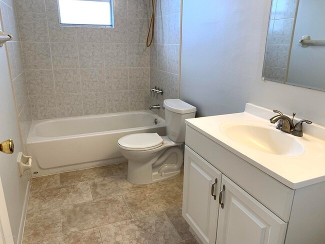 Building Photo - 609 Croton Rd