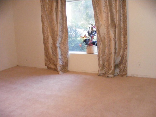 E. Master Bedroom - 15252 Devonshire St
