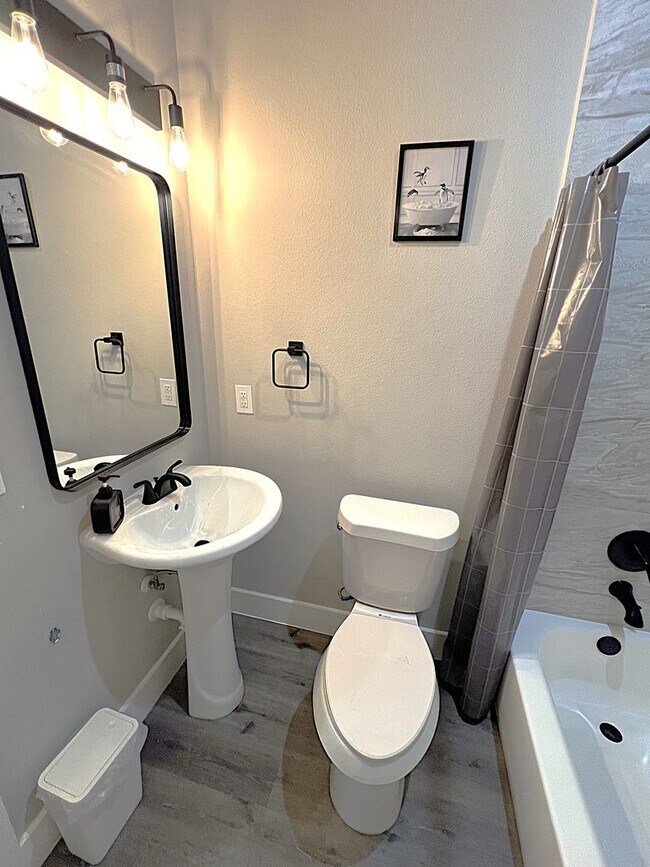 Building Photo - Like New and Close to IAH and Humble Area