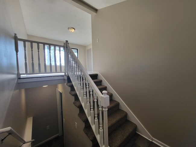 Building Photo - 4 Bedroom split-level home with garage!