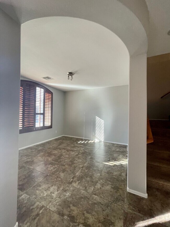 Building Photo - GREAT LOCATION!  Fabulous move-in ready 5 bed /3 bath home in south Tempe