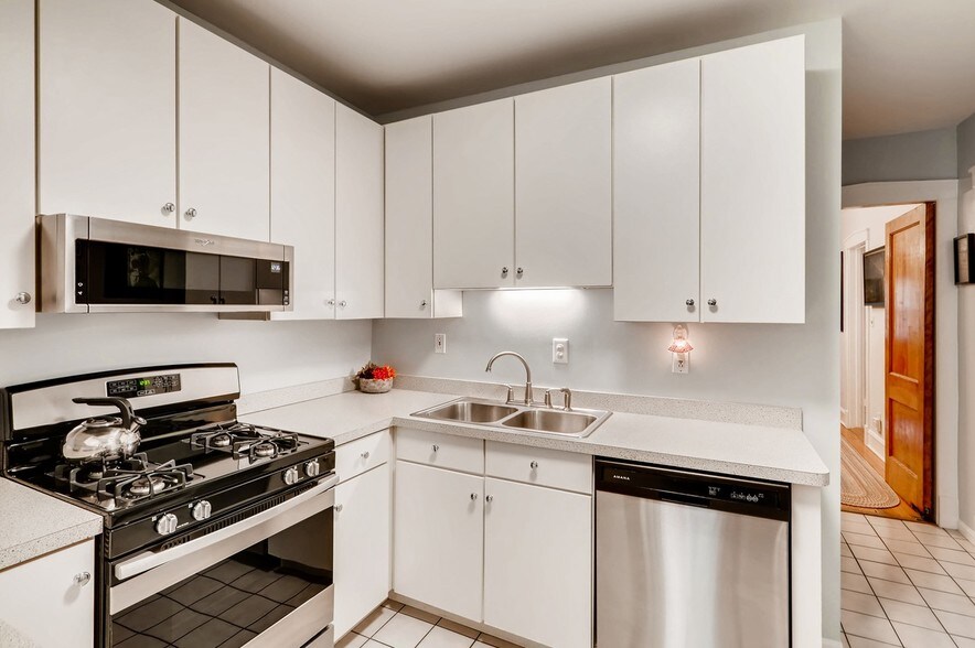 Building Photo - 2549 W Winnemac Ave