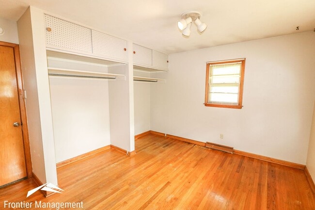 Building Photo - Lovely Single Family Home with Spacious Li...
