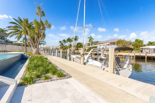 Building Photo - 273 Tropic Dr