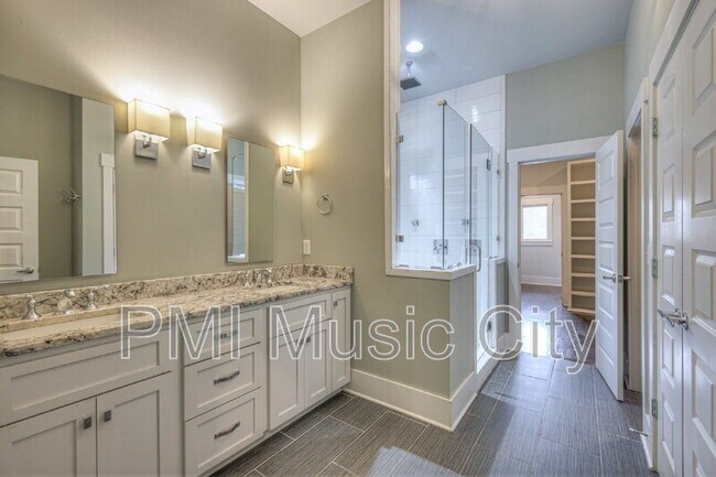 Building Photo - 1537B Battlefield Dr