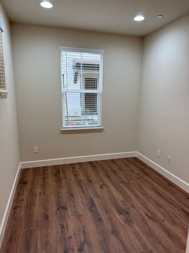 Building Photo - SPACIOUS 3 BEDROOM, 3.5 BATHROOM TOWNHOUSE IN AN EXCELLENT LOCATION. GARAGE. LAUNDRY. BALCONY. A ...