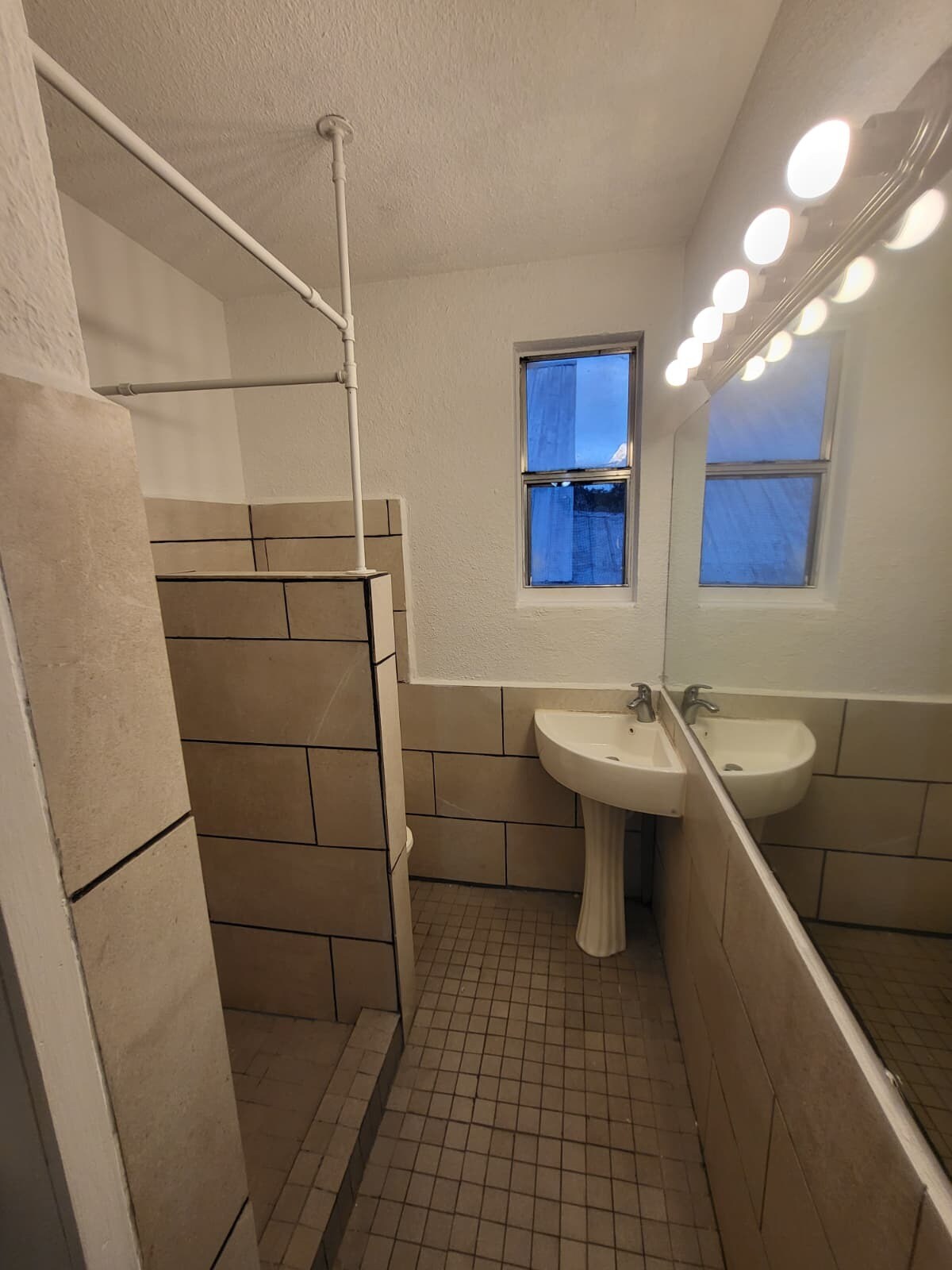 Building Photo - 1460 W 5th St