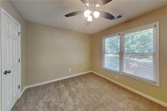 Building Photo - 211 Mill Pointe Dr