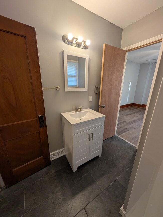 Building Photo - 2215 SW Hazelton Ct