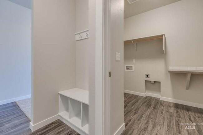 Building Photo - 4 Bed 2 Bath in Meridian with 3 Car Garage