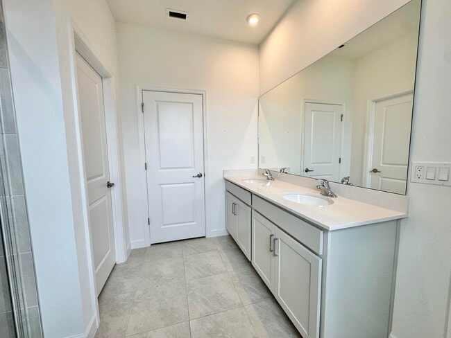 Building Photo - 14122 SW Thorens Dr