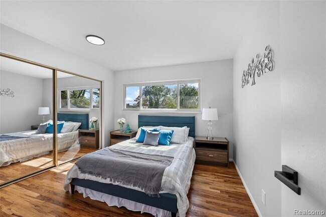 Building Photo - 2268 Serra Dr