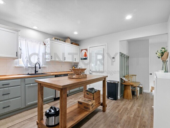 Building Photo - Tastefully Updated 3/1 in Haltom City For Rent!