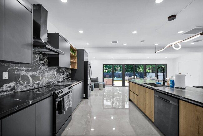 Building Photo - 5313 NE 1st Ave