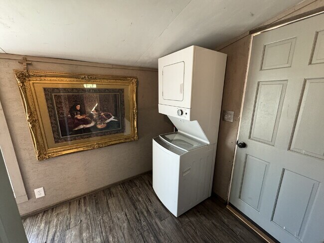 Building Photo - Unique country living in fully furnished cabin! Easy drive to Stephenville.