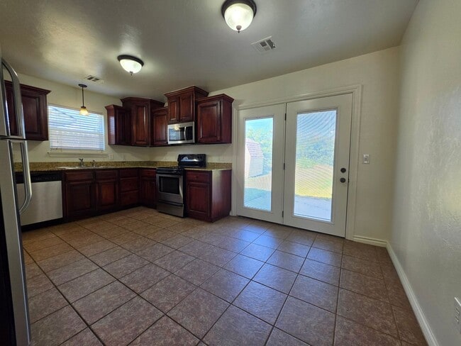Building Photo - 3 bed, 2 bath home in Shawnee!