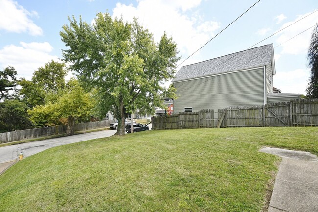 Building Photo - 1912 Pallas St