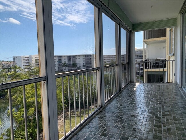 Building Photo - 2980 Point E Dr