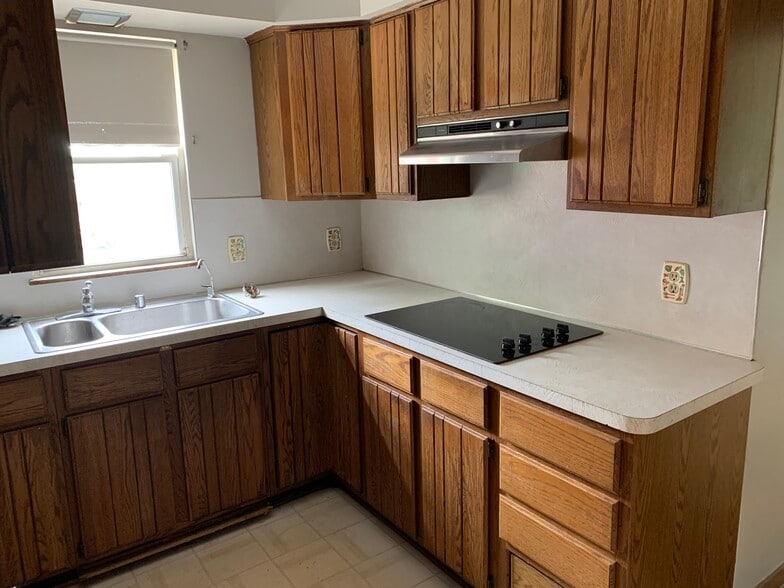 Kitchen Cooktop - 2528 S Annabelle St